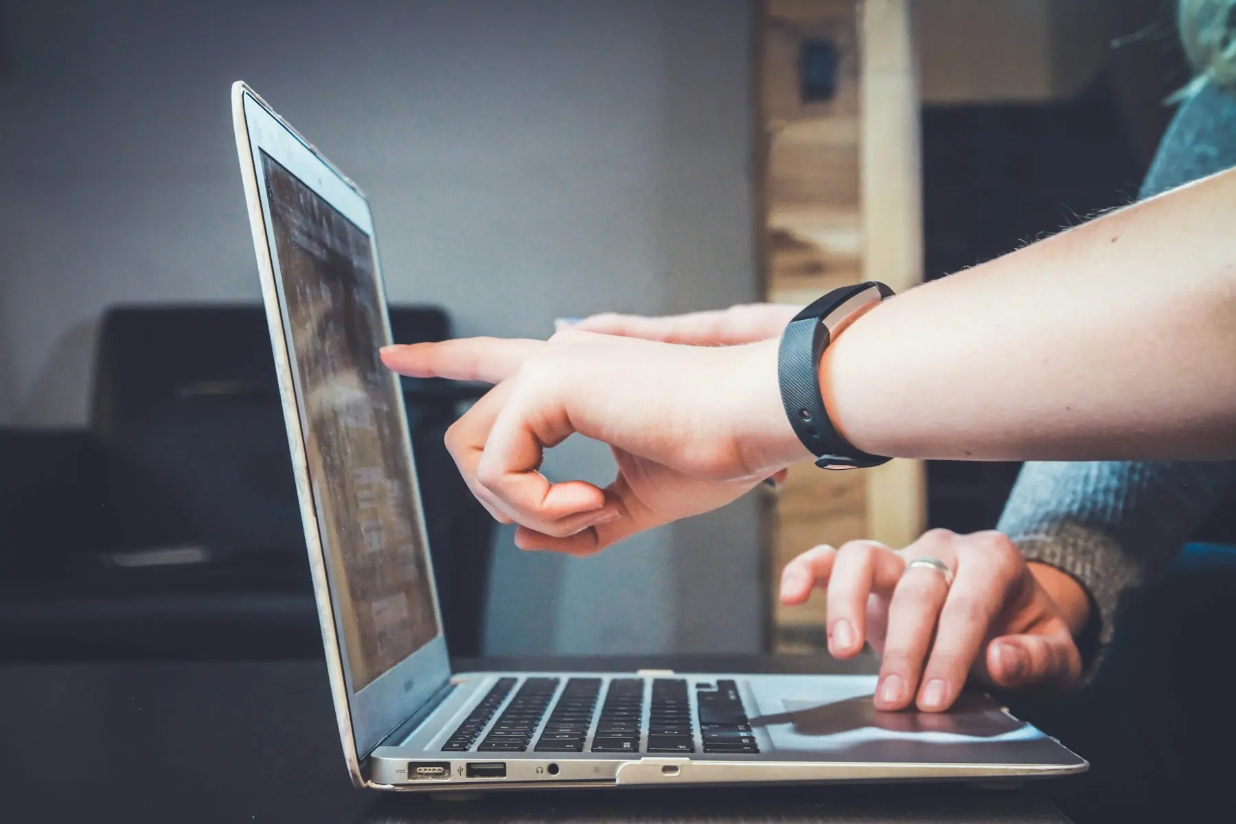 Main désignant un écran d’ordinateur portable