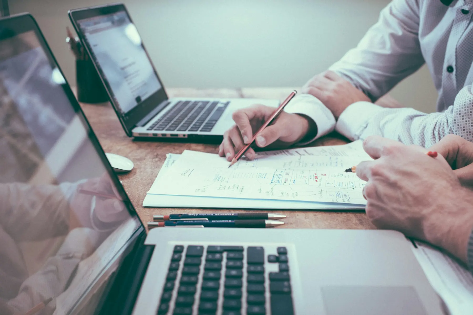 Travail sur un ordinateur portable à côté de notes manuscrites